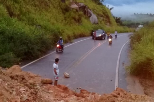 Deslizamento ocorreu na madrugada. Por sorte, ninguém passava por lá no momento. (Portal Tailândia)