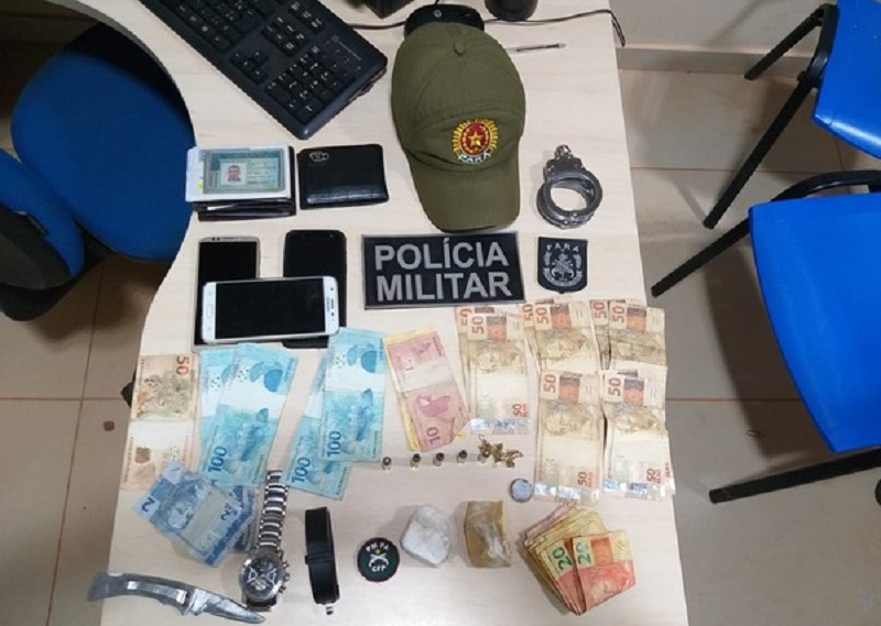  Dinheiro, drogas e objetos apreendidos com integrantes de quadrilha, em Rurópolis — Foto: Polícia Militar/Divulgação