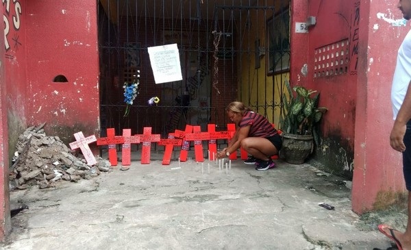 Cruzes com os nomes das vítimas da chacina do Guamá foram colocadas no local do crime. — Foto: Carlos Brito / TV Liberal