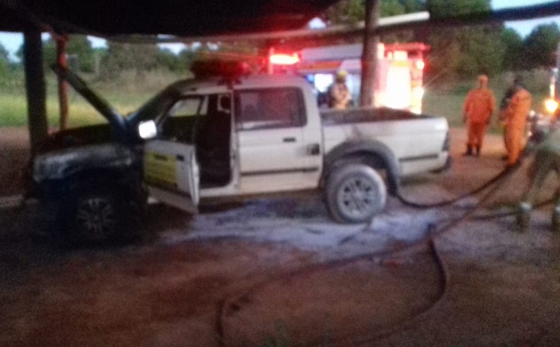  Carro do Ibama ficou destruído após pegar fogo na sede do órgão, em Brasília — Foto: CBMDF/Divulgação