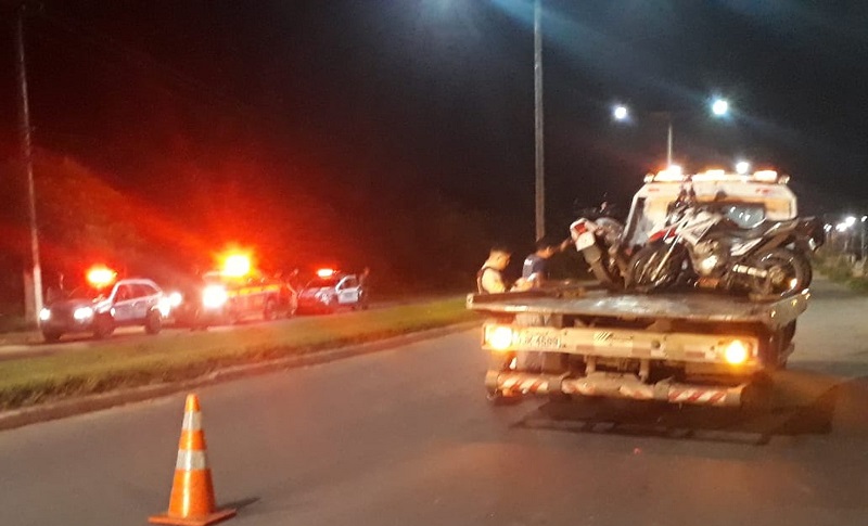 Veículos com documentação atrasada foram apreendidos durante barreira da operação integrada — Foto: Polícia Militar/Divulgação 