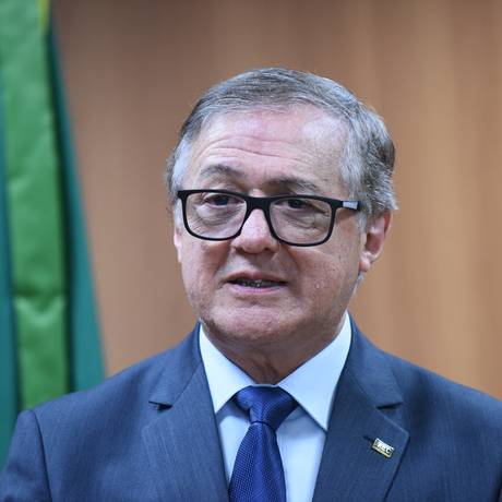 Ricardo Vélez Rodríguez O presidente Jair Bolsonaro demitiu em 8 de abril Ricardo Vélez Rodríguez do Ministério da Educação. O anúncio foi feito pelo Twitter. Decisões polêmicas, como a revisão dos livros didáticos sobre o golpe e a ditadura militar e uma orientação para que as escolas filmassem os alunos cantando o hino, fizeram com que críticas recaíssem sobre a gestão. 