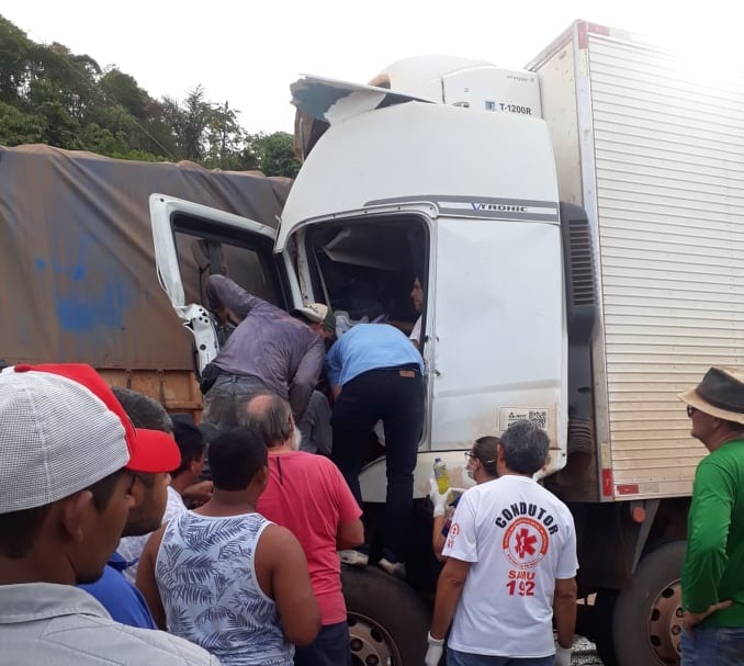 Populares retiraram o motorista meio ferragens(Foto:João Batista)