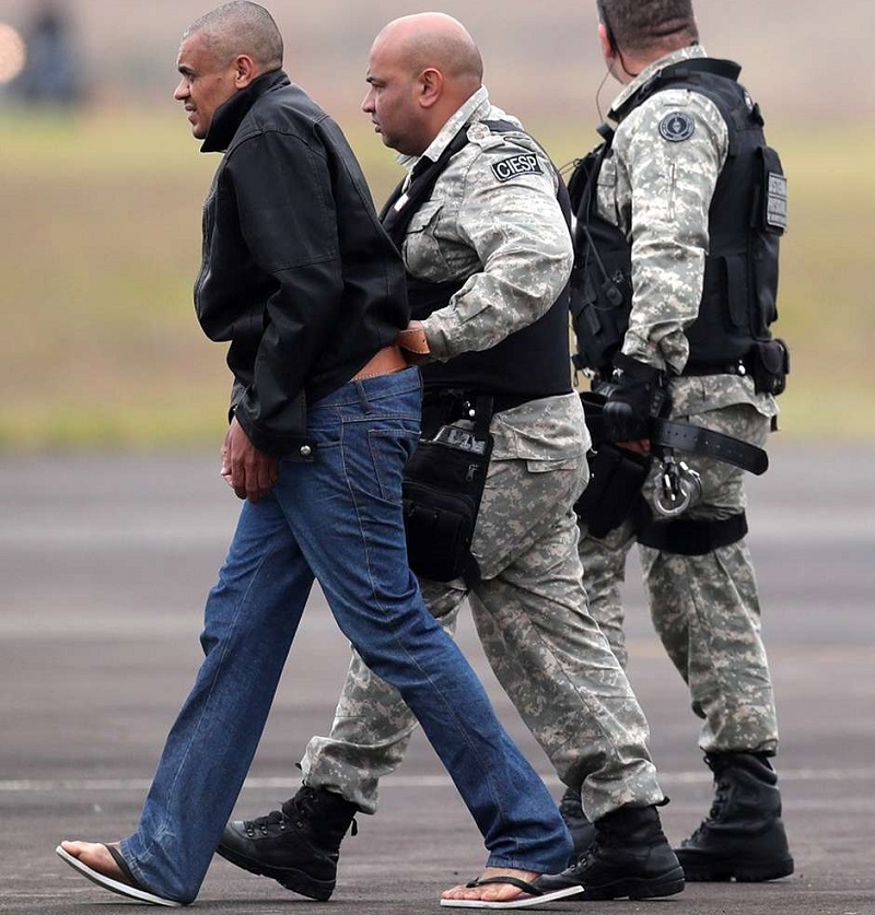 Adélio Bispo de Oliveira é escoltado por policiais federais ao ser transferido para prisão em Campo Grande 08/09/2018 REUTERS/Ricardo Moraes Foto: Reuters