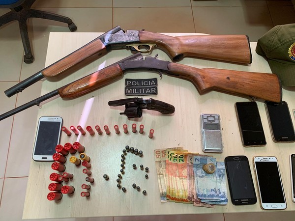  Armas e munições foram apreendidas na casa de um dos suspeitos de tráfico e associação criminosa — Foto: Polícia Militar/Divulgação 