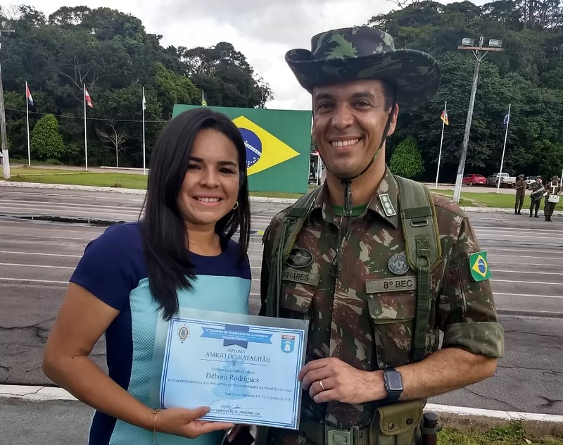 Jornalista Débora Rodrigues recebeu diploma 'Amigo do Batalhão' — Foto: Jaderson Moreira/TV Tapajós 