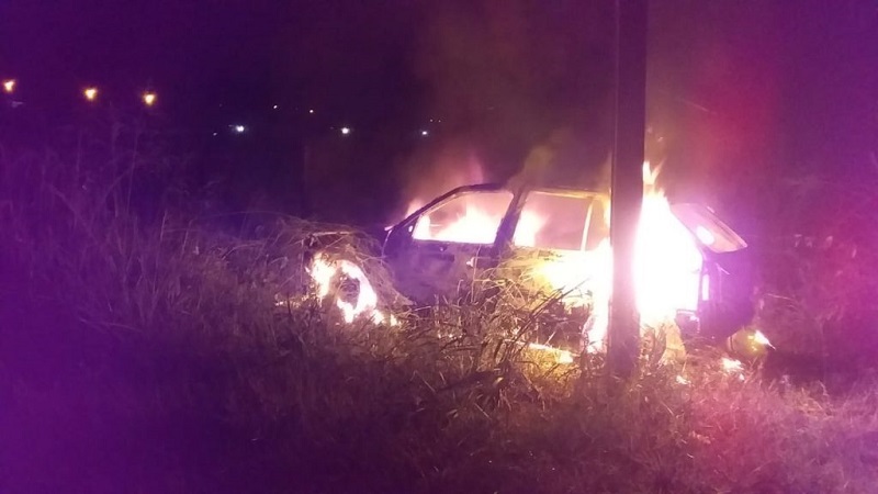 Carro de igreja incendiado. (Foto:Reprodução Portal Giro)