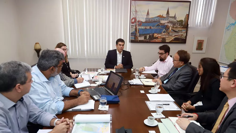 Governador Helder Barbalho em reunião com representantes do banco chinês, em Belém — Foto: Agência Pará/Divulgação