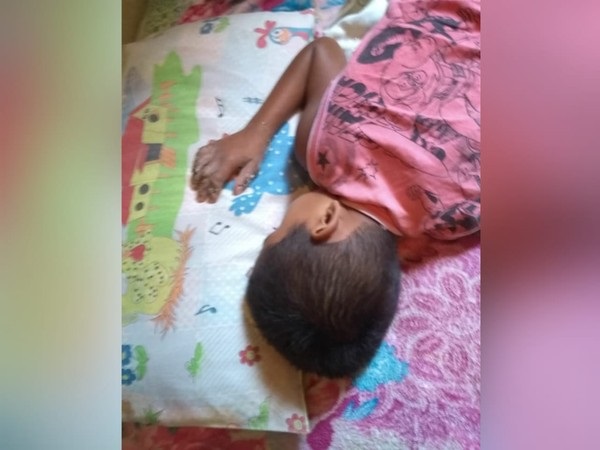 Menino de seis anos foi encontrado sozinho em casa deitado em um colchão no chão — Foto: Polícias Civil de Oriximiná/Divulgação
