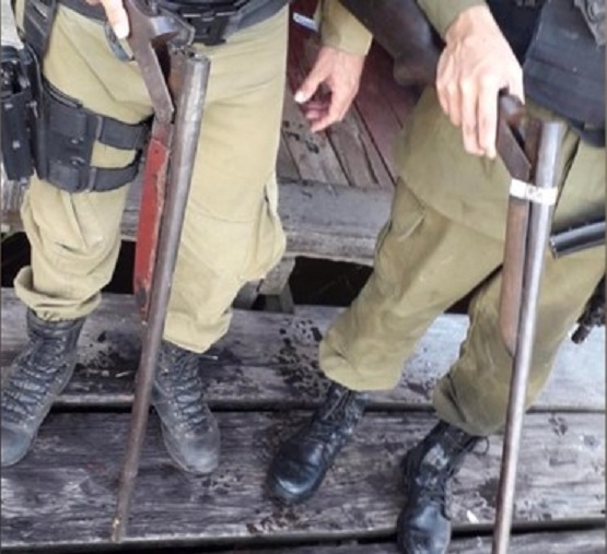  Espingardas que foram encontradas com suspeitos — Foto: Polícia Militar/Divulgação Espingardas que foram encontradas com suspeitos — Foto: Polícia Militar/Divulgação
