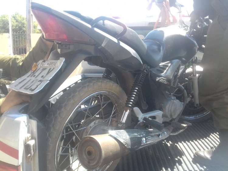 Motocicleta apreendida usada nos assaltos (Foto:Policia)