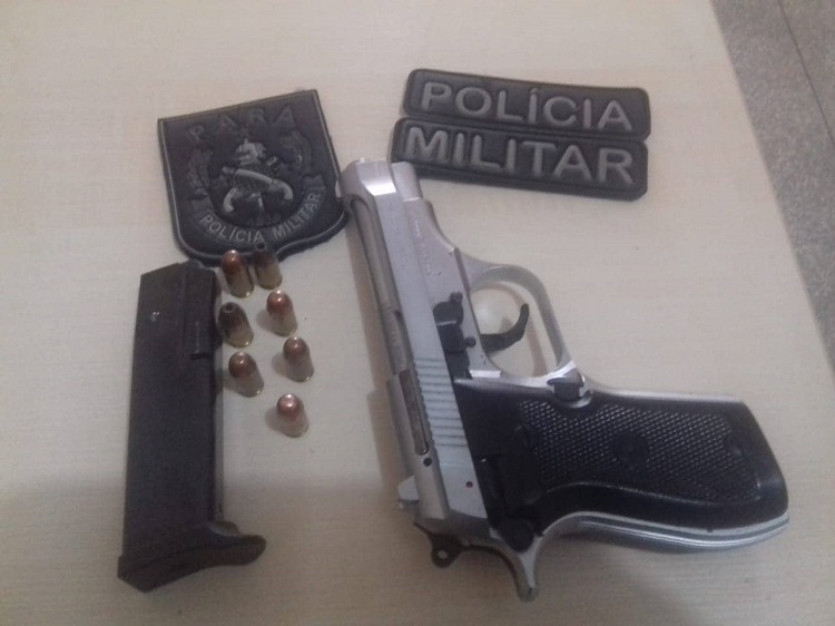 Também foi apreendidos uma moto e uma pistola 380 usadas em assaltos. (Foto:Policia)