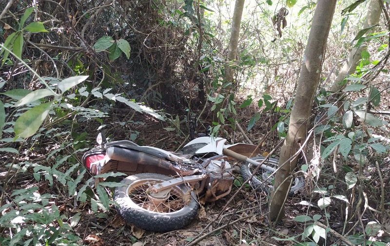 Motocicleta recuperada na vicinal jamanxin a aproximadamente 6 km da cidade em uma área de mata(Foto:Policia) 