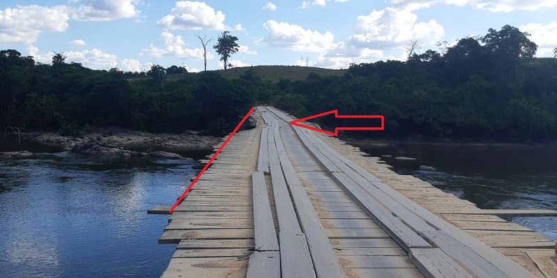 Estrutura da ponte cedeu e formou uma curva acentuada(Foto: JORNAL FOLHA DO PROGRESSO)