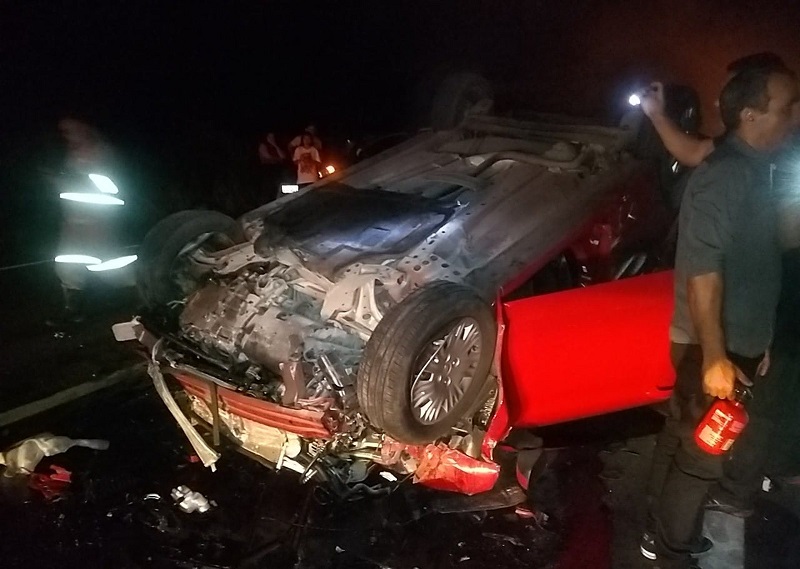  O carro ficou destruído com a batida. — Foto: Reprodução/TV Liberal 