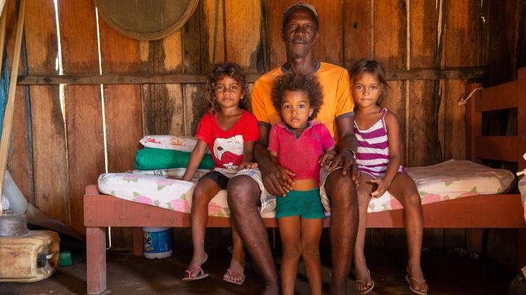 Agricultor Antônio Alves, ocupante da 1.200, posa com os netos; casa onde moram foi alvo de disparos de espingarda em abril deste ano Imagem: José Cícero da Silva/Agência Pública... 