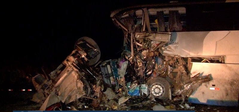  Carreta e ônibus bateram de frente na BR-163 em Diamantino: quatro pessoas morreram — Foto: TV Centro América