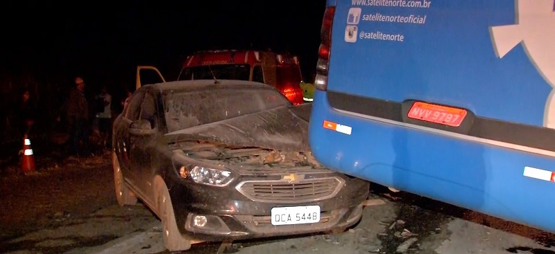 Terceiro veículo bateu na traseira do ônibus na BR-163 em Diamantino — Foto: TV Centro América