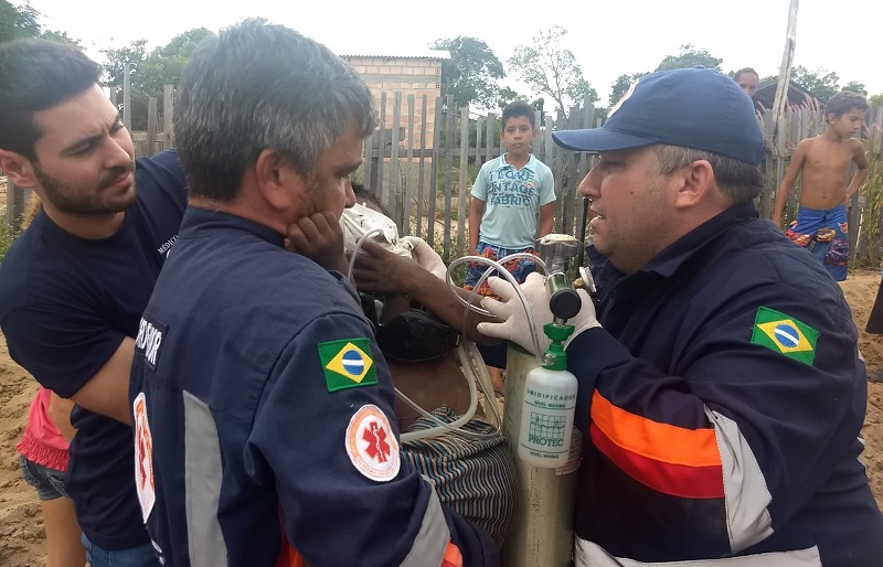 Equipe do Samu nos primeiros socorros ao menino logo após ser retirado do poço — Foto: Jaderson Moreira/TV Tapajós