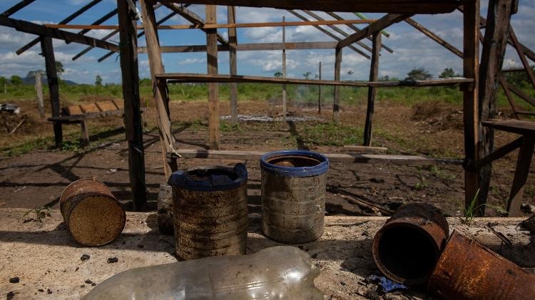 José Cícero da Silva/Agência Pública Detalhes da antiga cozinha do agricultor Gleyçon Barbosa Dorvalino, que teve sua casa incendiada Imagem: José Cícero da Silva/Agência Pública