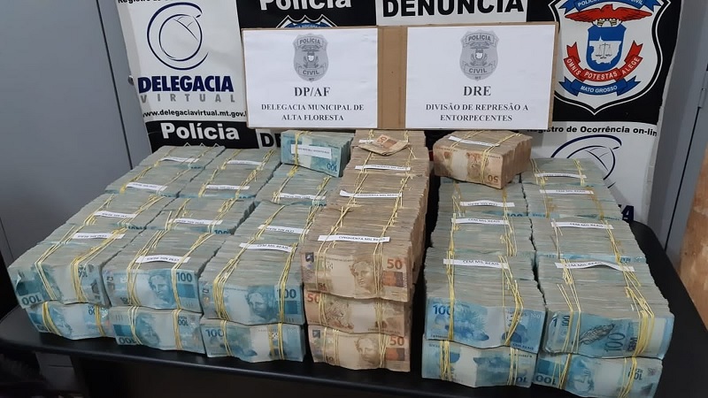 Avião com R$ 4,6 milhões fez pouso forçado e polícia encontrou malas de dinheiro em Alta Floresta — Foto: Polícia Civil de Alta Floresta (MT)