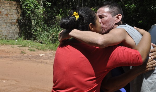  Noiva e mãe foram para o portão da penitenciária esperar Daniel Rego da Cruz ser liberado — Foto: Geovane Brito/G1