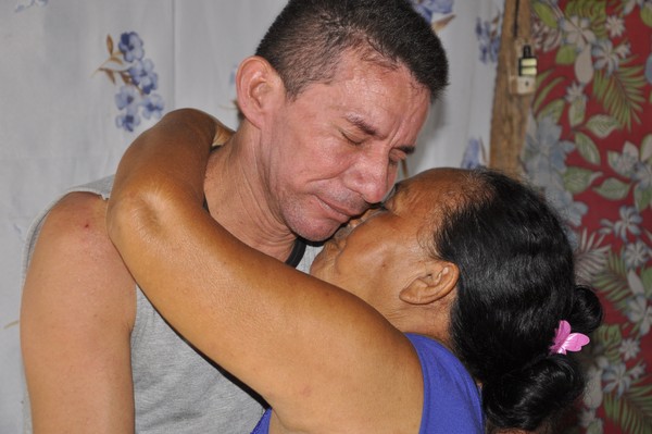 Filomena Rego abraçando o filho após Daniel Rego da Cruz ser liberado da prisão — Foto: Geovane Brito/G1 