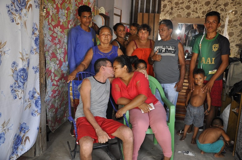Daniel Rego da Cunha foi recepcionado por familiares ao chegar em casa — Foto: Geovane Brito/G1