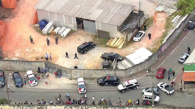 Helicóptero da polícia sobrevoa área próxima ao Aeroporto de Cumbica — Foto: Walace Lara/TV Globo