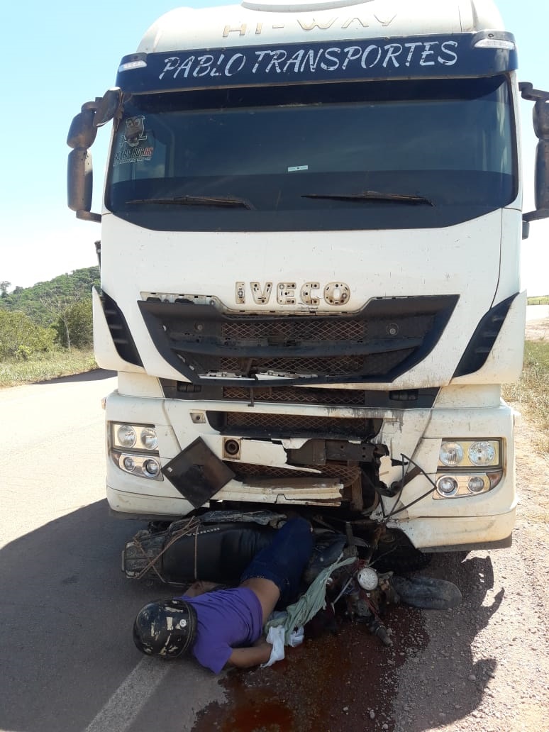 Motociclista ficou preso entre a motocicleta e o caminhão (Foto:Via WhatsApp Jornal Folha do Progresso)