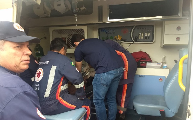 Na ambulância, equipe do Samu fez os primeiros socorros ao menino — Foto: Jaderson Moreira/TV Tapajós