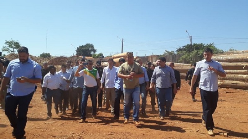  Ministro Ricardo Salles em visita em madeireira de Espigão — Foto: Magda Oliveira/G1
