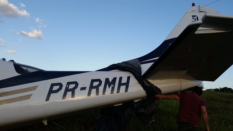 Avião prefixo PR-RMH fez pouso em Alta Floresta: polícia encontrou R$ 4,6 milhões na aeronave — Foto: Polícia Civil de Alta Floresta (MT)