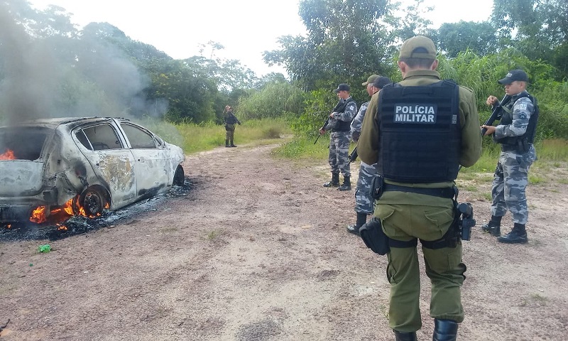 Criminosos incendiaram um carro, após o assalto. — Foto: Reprodução / PRF 