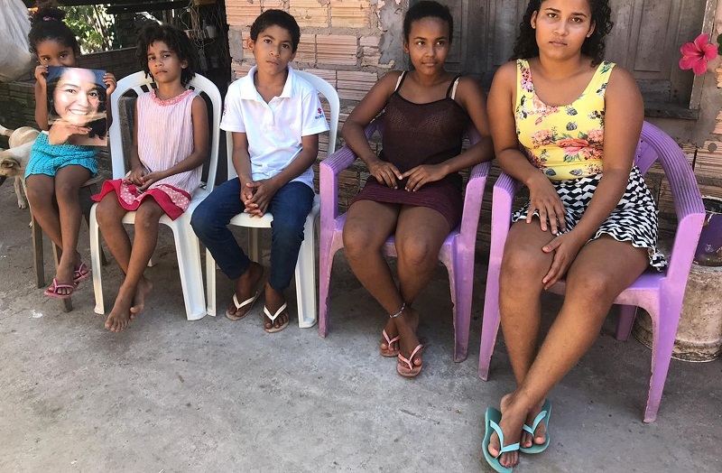  Cinco filhos menores de Raquel Adriene Santos agora estão órfãos de pai e mãe — Foto: Kamila Andrade/G1