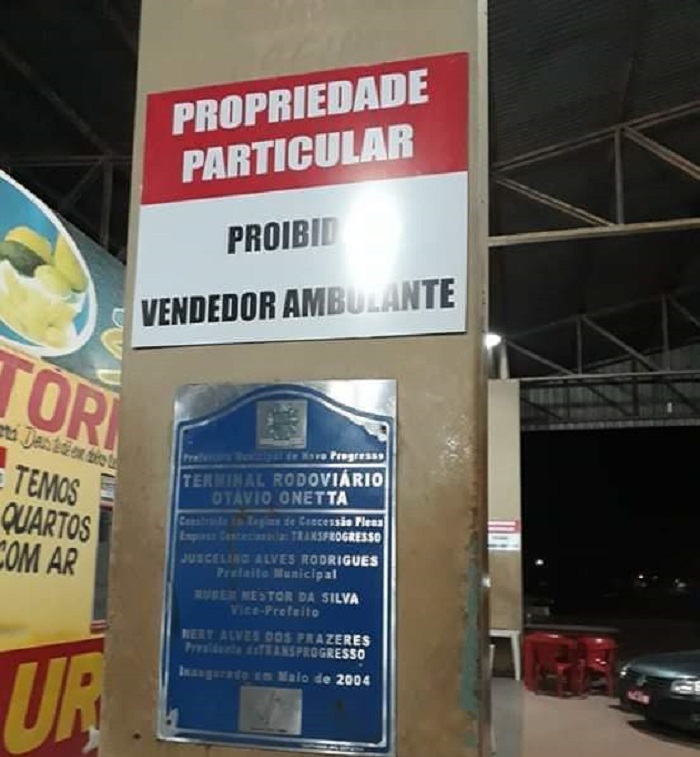 Placa fixada no terminal de Propriedade Particular(Foto:WhatsApp)