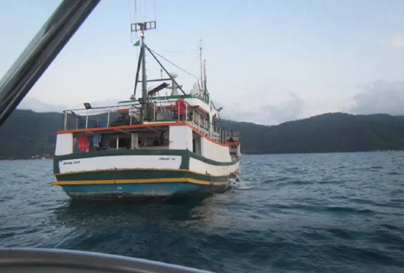  Barco "Dona Ilva" ‘Dona Ilva’ foi multado por pesca de sardinhas em época de reprodução da espécie Foto: Ibama