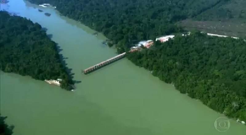  Ponte é construída sem autorização sobre o rio Jamanxim, no Pará — Foto: Reprodução/TV Globo 