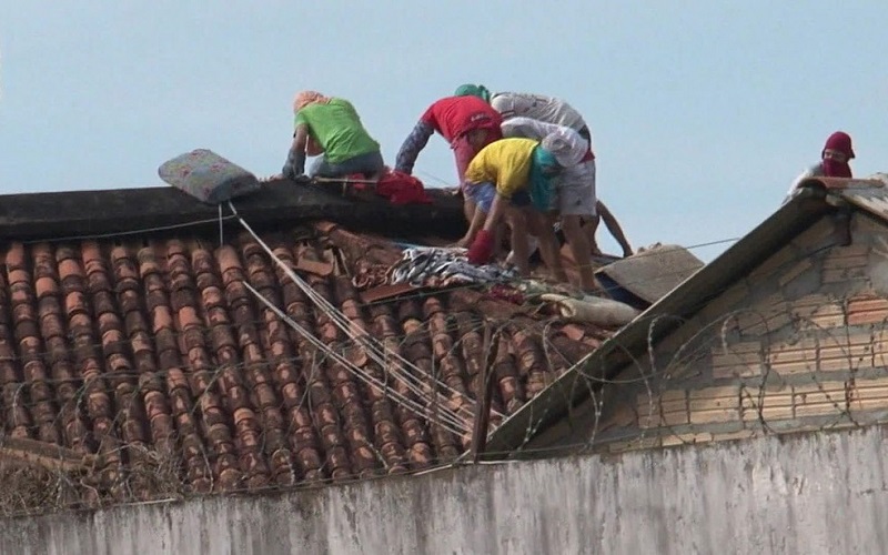  Presos caminham sobre telhado em presídio de Altamira, no Pará, durante massacre que deixou 57 mortos — Foto: Reprodução/TV Globo