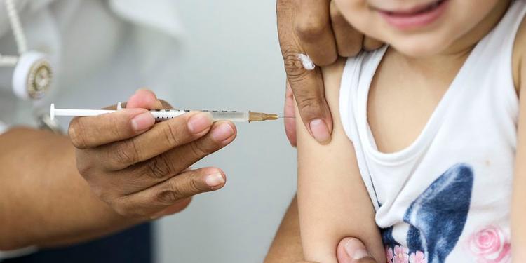  Vacinação chamada "dose zero" não substitui a vacina regular e não faz parte do calendário de vacinação. Dose é recomendada pelo menos 15 dias antes de viajar para locais com surto ativo (Foto:Agência Brasil) 
