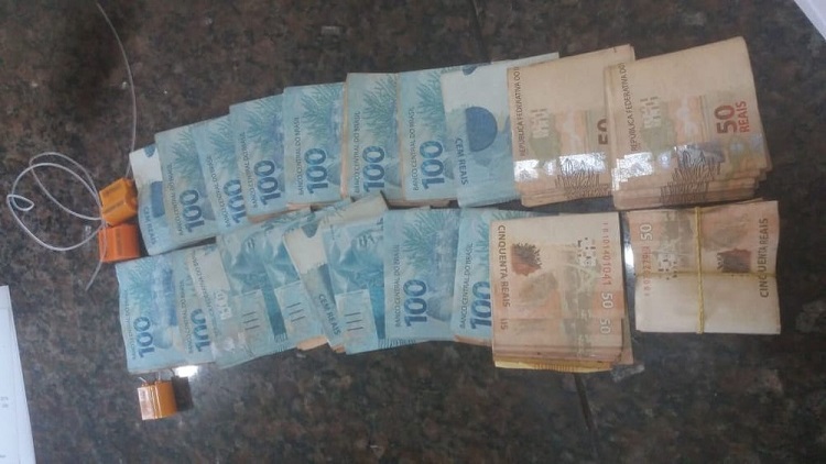  R$ 20 mil em cédulas e lacres rompidos foram apreendidos durante operação 'Anfíbio' em Santarém — Foto: Polícia Civil de Santarém/Divulgação