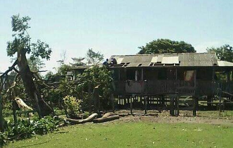 Casas ficaram danificadas após vendaval na comunidade Pindurí, em Santarém — Foto: Reprodução/Redes Sociais 