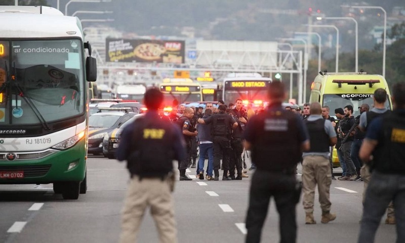 Momento em que um dos reféns que estava no ônibus é liberado Foto: Fabiano Rocha / Fabiano Rocha