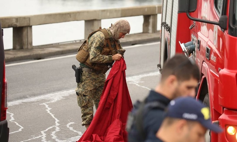  Sniper do Bope prepara manta vermelha para se camuflar em cima de veículo dos bombeiros Foto: Fabiano Rocha / Agência O Globo 