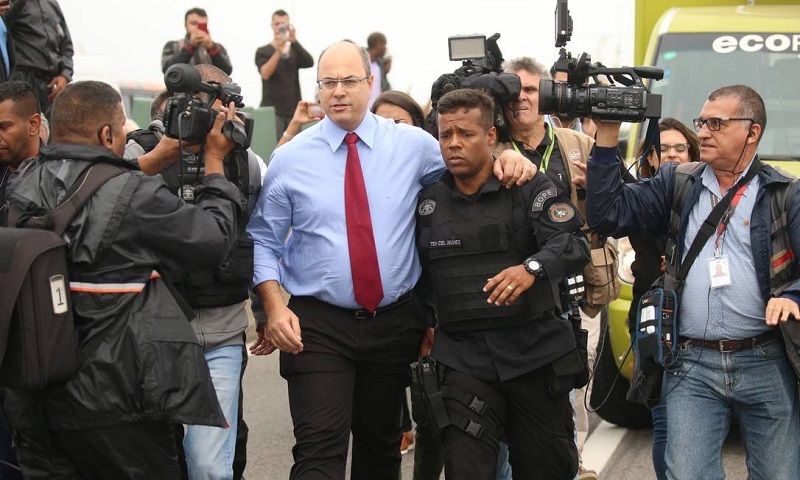 Witzel chega ao local do sequestro após a ação Foto: Fabiano Rocha / Agência O Globo