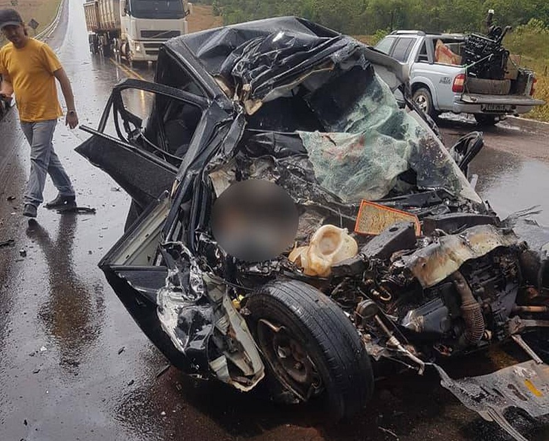 Veículo em que casal e filhas estavam colidiu de frente com uma carreta. Chovia no momento do acidente.(Foto:Reprodução WhatsApp)