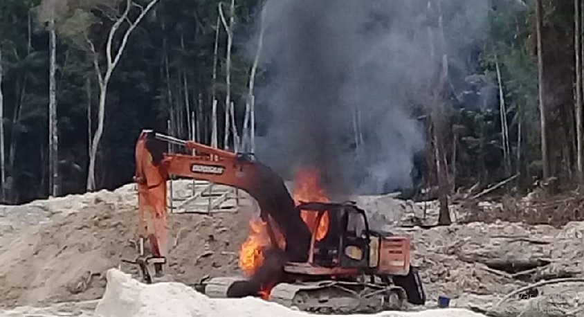 Maquina usada para extrair ouro foi destruida pro fiscais ambientais na Flona Crepori(Foto:WhatsApp)