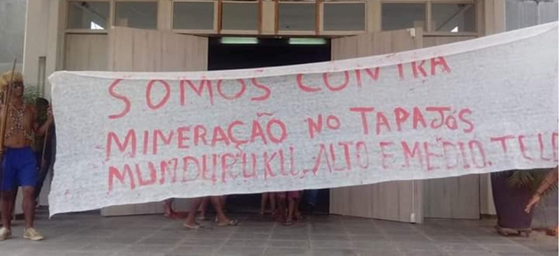  Em faixa exibida durante o protesto, os indígenas se colocaram contrários à mineração no Tapajós. (Foto:Wesley Reis)