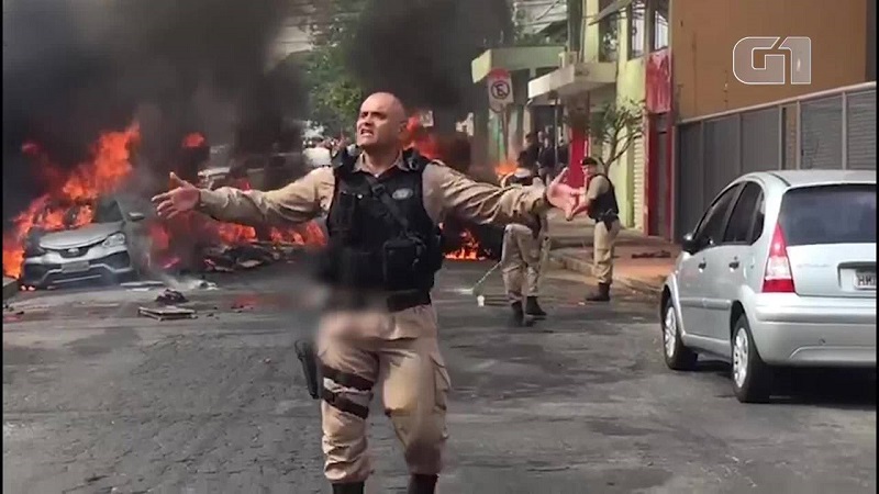 Queda de avião em BH — Foto: Arte/G1 Queda de avião em BH — Foto: Arte/G1 Aeronave cai no bairro Caiçara, em Belo Horizonte; carros são incendiados