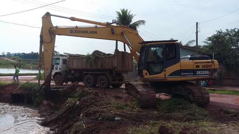 PC escavadeira faz a limpeza da margem do córrego(Foto:Reprodução)